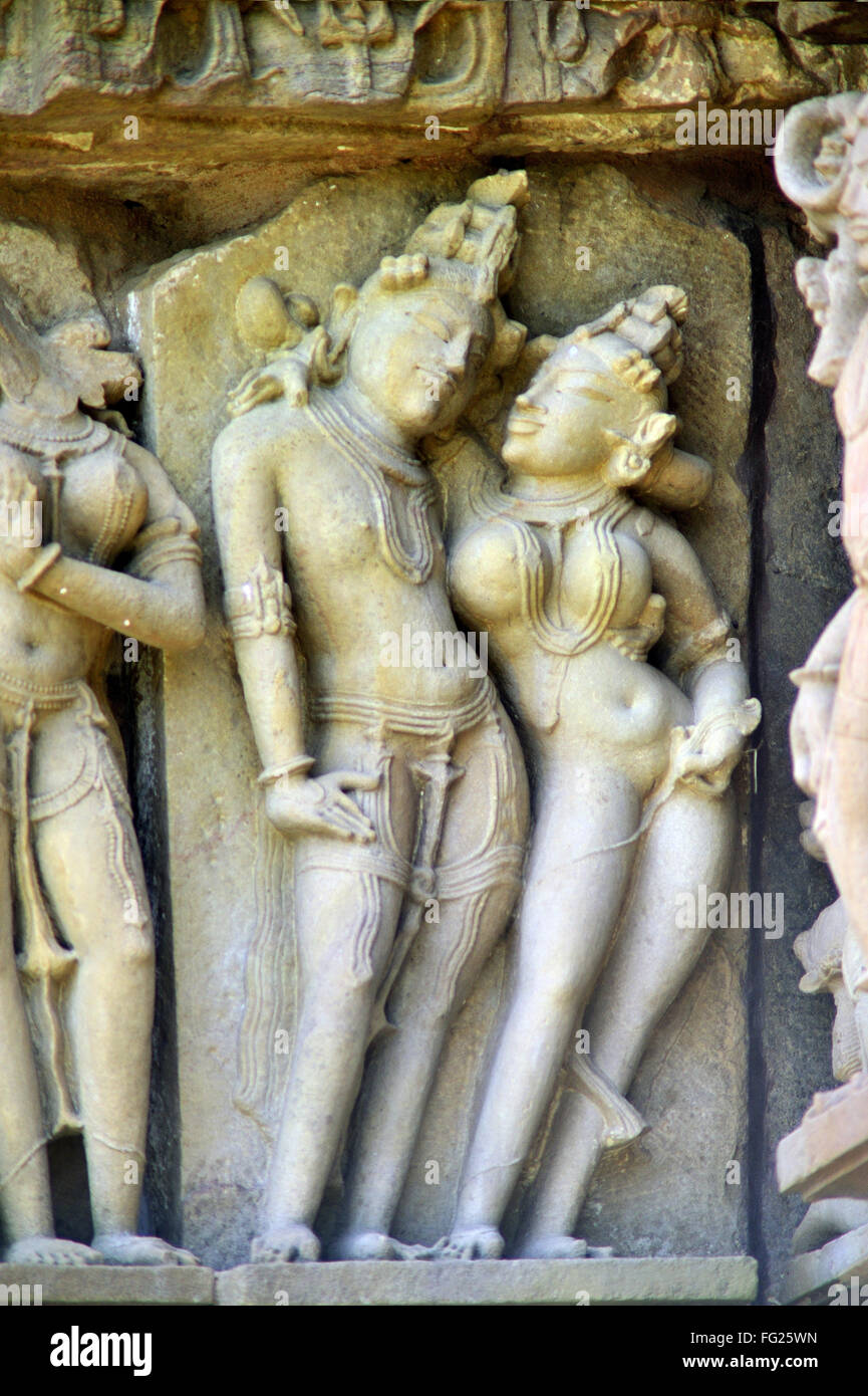 Couple aimant sculptures sur le mur du temple jagadambi Khajuraho Madhya Pradesh, Inde Banque D'Images
