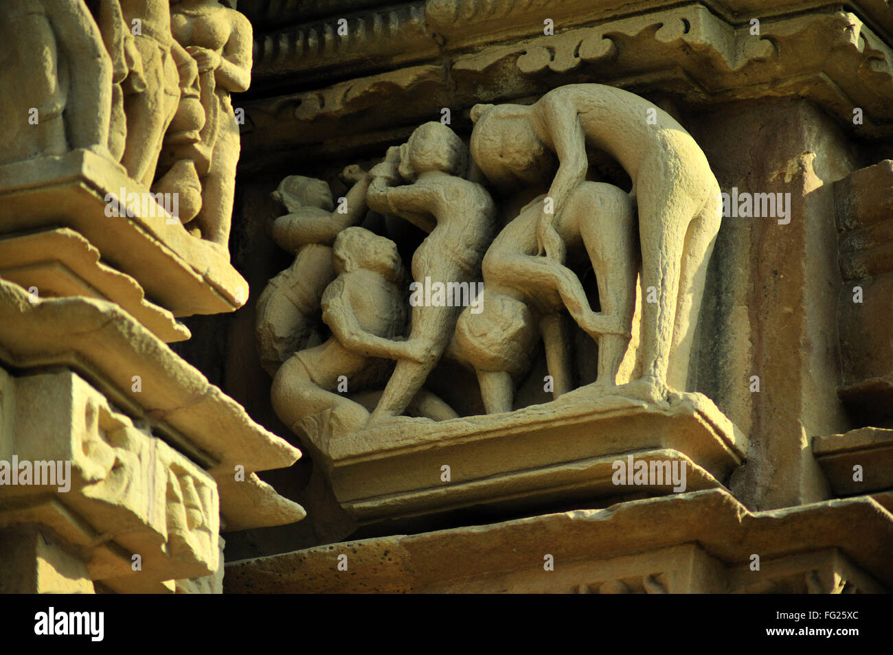 Sculptures érotiques sur mur de temple chitragupta Khajuraho Madhya Pradesh, Inde Banque D'Images