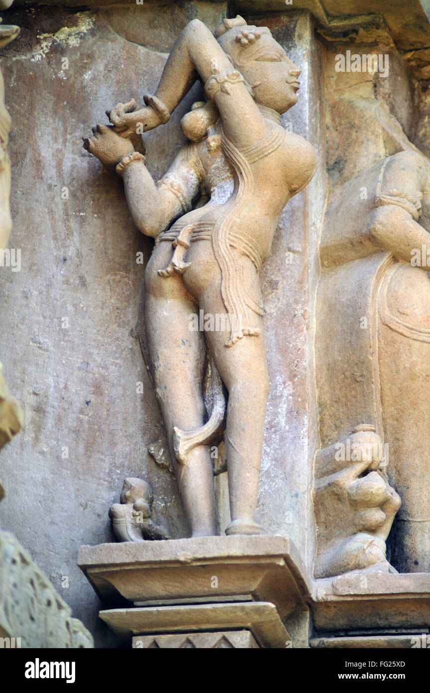 Grace Apsara bâilling, bras étirants, temple de Chitragupta, Khajuraho, madhya pradesh, Inde, asie Banque D'Images