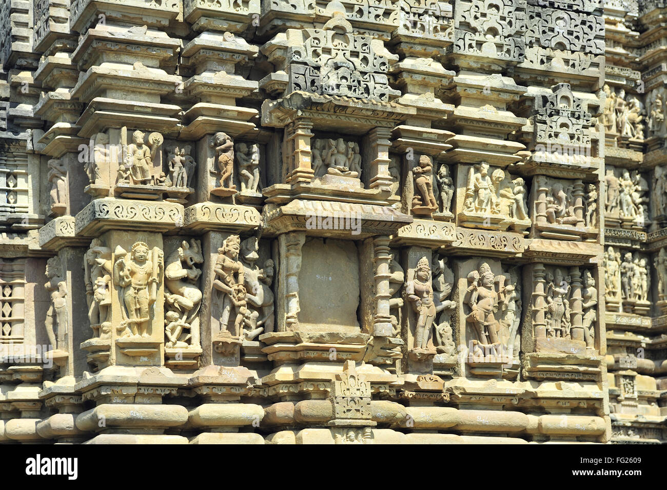 Sculpté orné de sculptures sur le mur de temple vishvanath Khajuraho Madhya Pradesh, Inde Banque D'Images