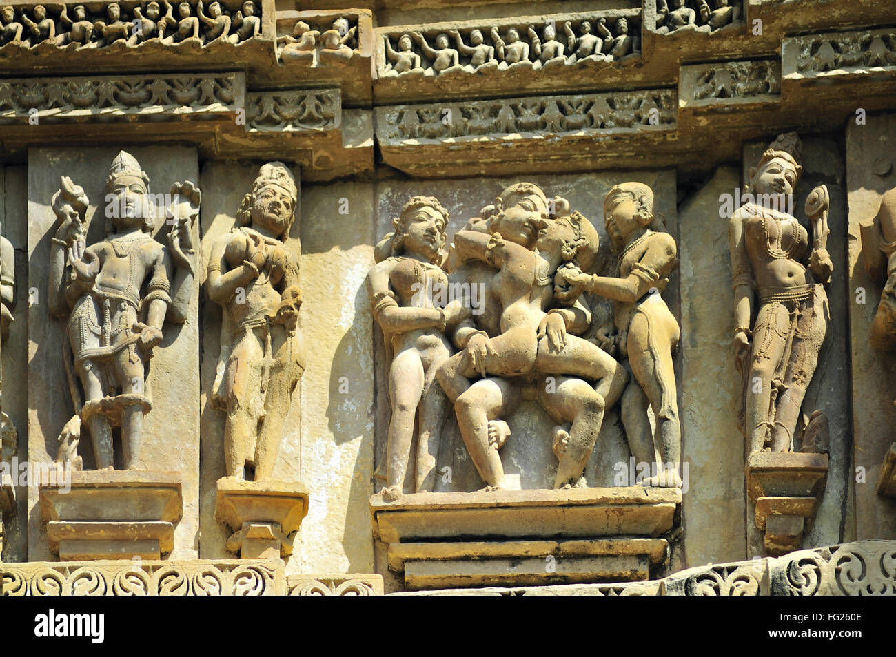 Des couples Mithuna sur mur de vishvanath temple Khajuraho Madhya Pradesh, Inde Banque D'Images