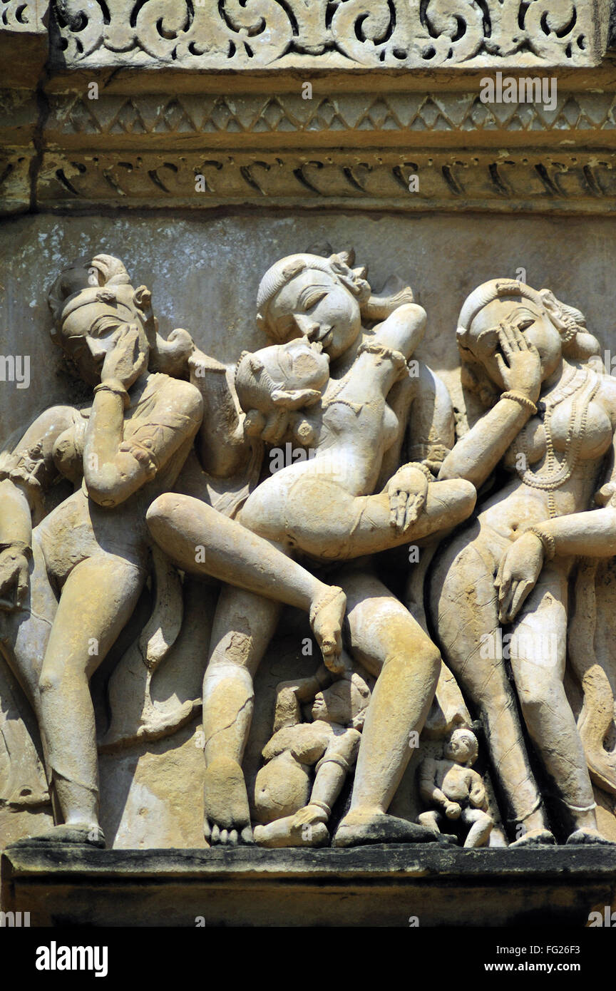 Des couples Mithuna sur mur de vishvanath temple Khajuraho Madhya Pradesh, Inde Banque D'Images