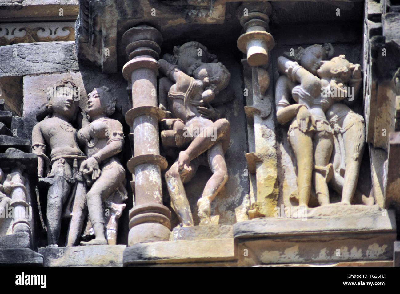 Des couples Mithuna sur mur de vishvanath temple Khajuraho Madhya Pradesh, Inde Banque D'Images