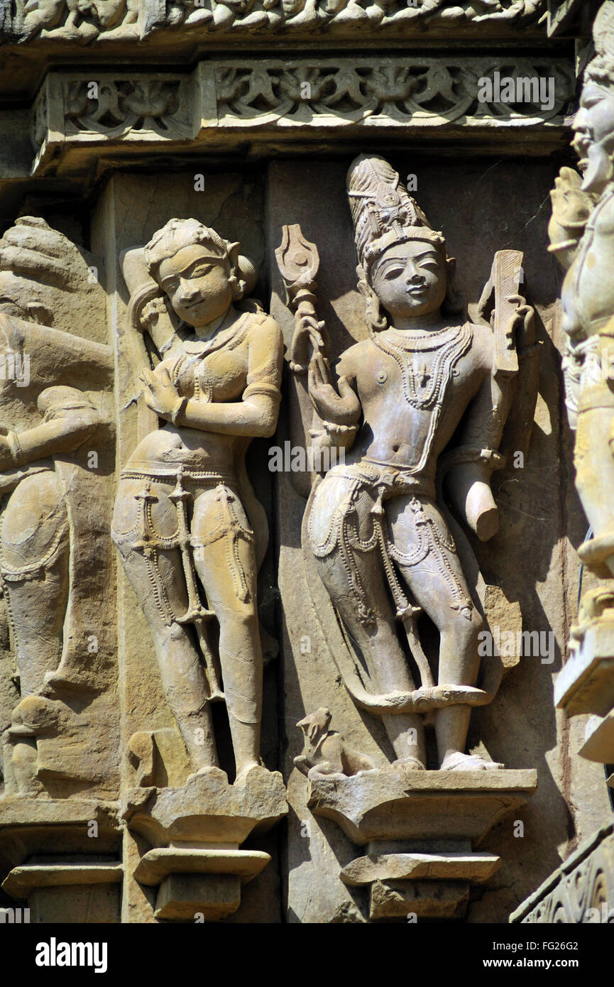 Sculptures sur le mur du temple vishvanath Khajuraho Madhya Pradesh, Inde Banque D'Images