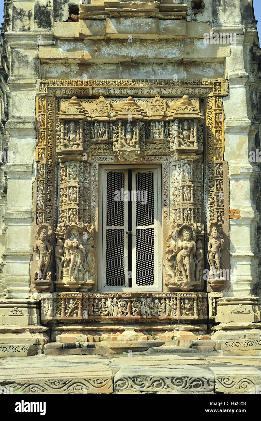 Finement sculptée porte de parvati temple Khajuraho Madhya Pradesh, Inde Banque D'Images
