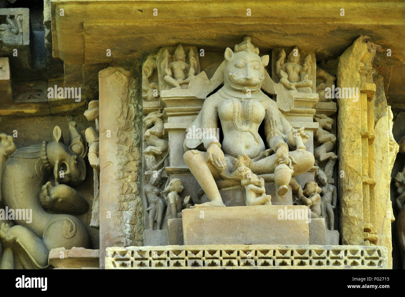 Narasimha incarnation de la femme sur le mur de chaturbhuj temple Khajuraho Madhya Pradesh, Inde Banque D'Images