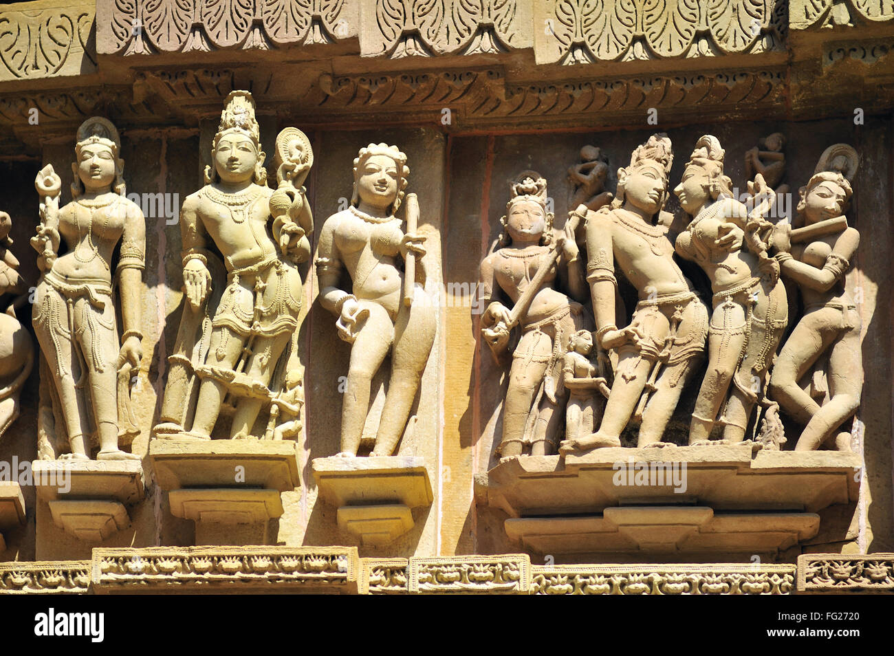 Orné de sculptures de Khajuraho sculpté sur le mur de lakshmana temple Madhya Pradesh inde Banque D'Images