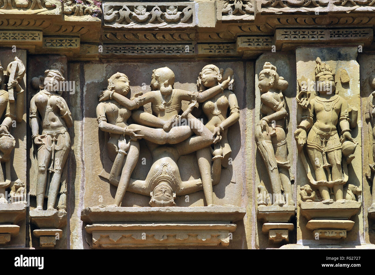 Khajuraho mithuna couple la sculpture érotique sur le mur du temple Lakshmana Temple Lakshman Khajuraho Madhya Pradesh Inde Asie Banque D'Images