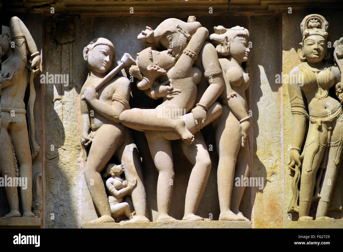 Khajuraho mithuna des couples sur le mur de lakshmana temple Madhya Pradesh Inde Banque D'Images