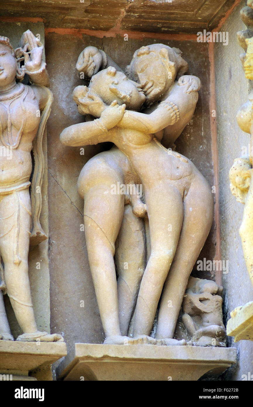 Khajuraho mithuna des couples sur le mur de lakshmana temple Madhya Pradesh Inde Banque D'Images