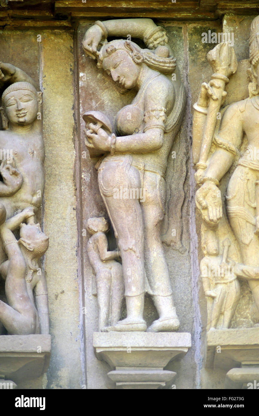 Khajuraho apsara gracieux kumkum remplissage lakshmana temple Madhya Pradesh inde Banque D'Images
