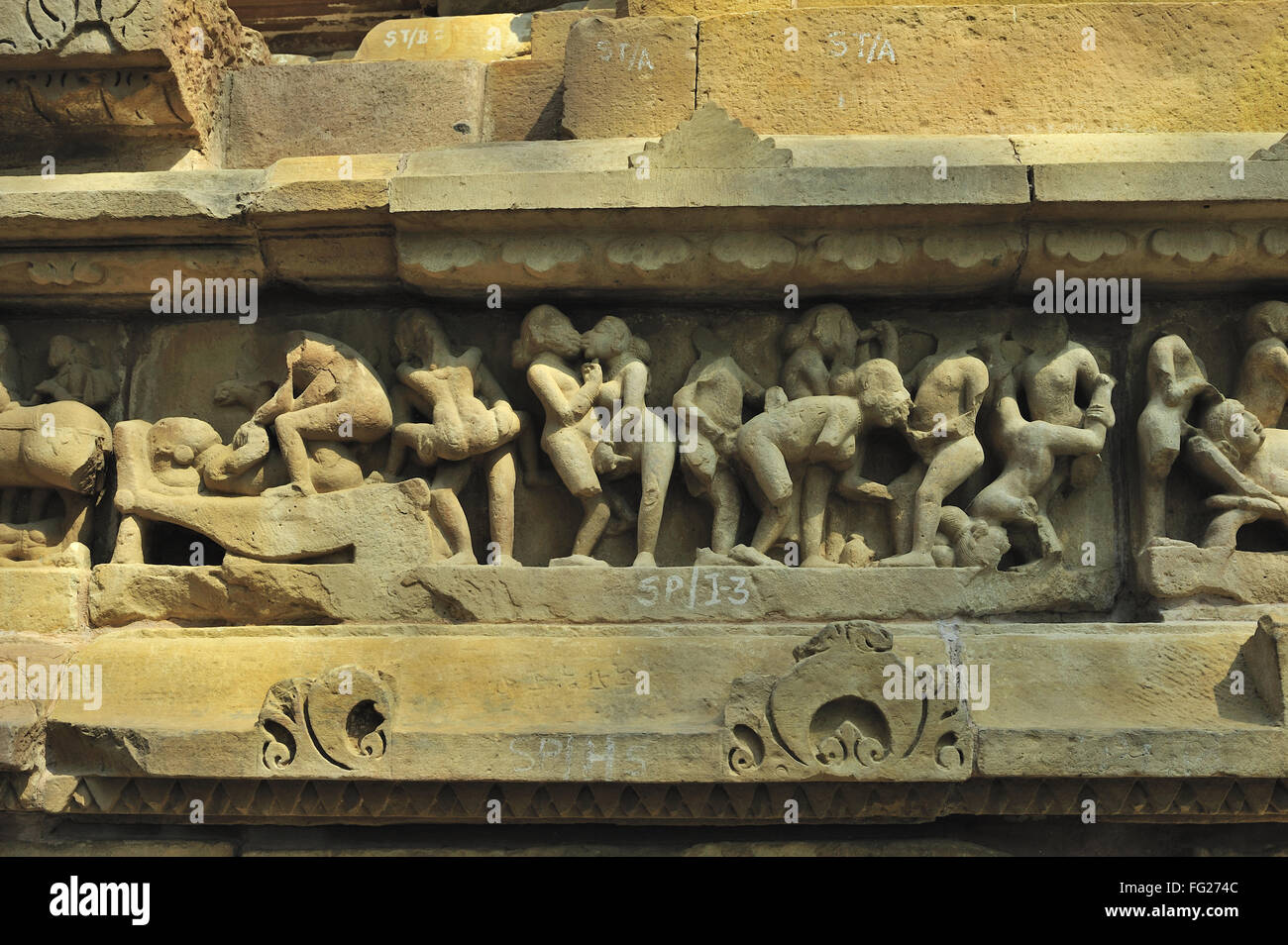 Sculptures érotiques sur lakshmana temple Khajuraho Madhya Pradesh, Inde Banque D'Images