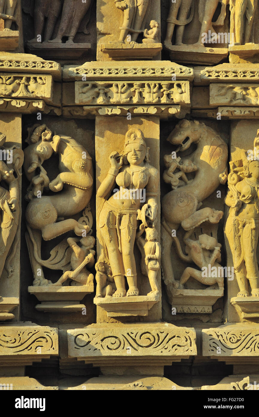 L'application de l'APSARA kajal dans yeux parsvanatha temple Khajuraho Madhya Pradesh inde Banque D'Images