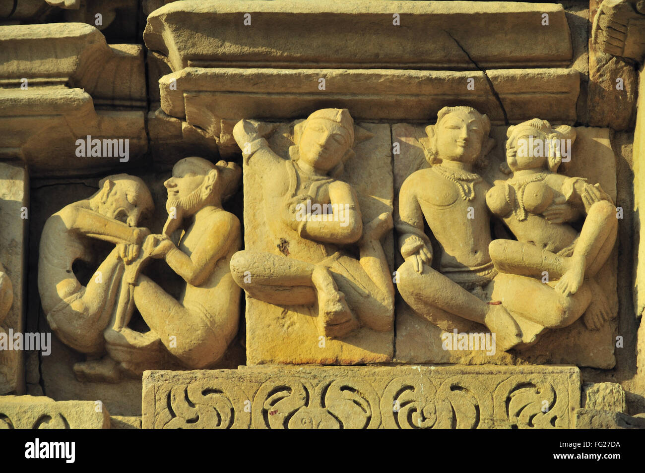 Flying gandharvas parsvanatha temple Khajuraho Madhya Pradesh, Inde Banque D'Images
