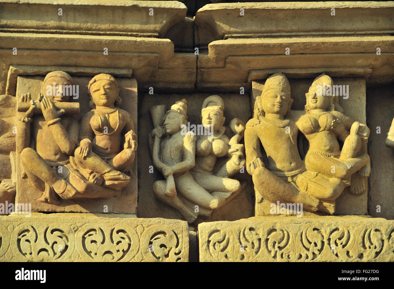 Flying Gandharvas Parsvanatha temple Khajuraho Madhya Pradesh, Inde Banque D'Images