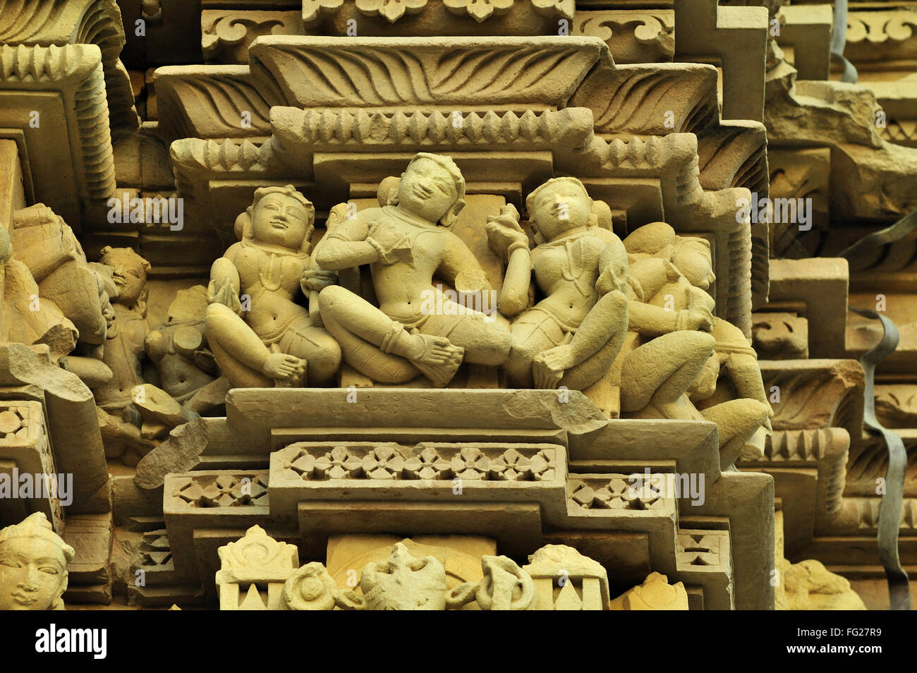 Finement sculptée mur de temple javari Khajuraho Madhya Pradesh, Inde Banque D'Images