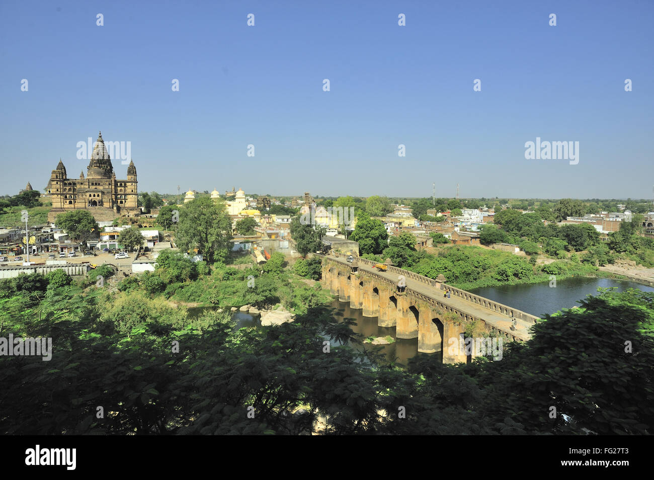 Pont sur la rivière betwa Orchha et chaturbhuj temple Khajuraho Madhya Pradesh, Inde Banque D'Images