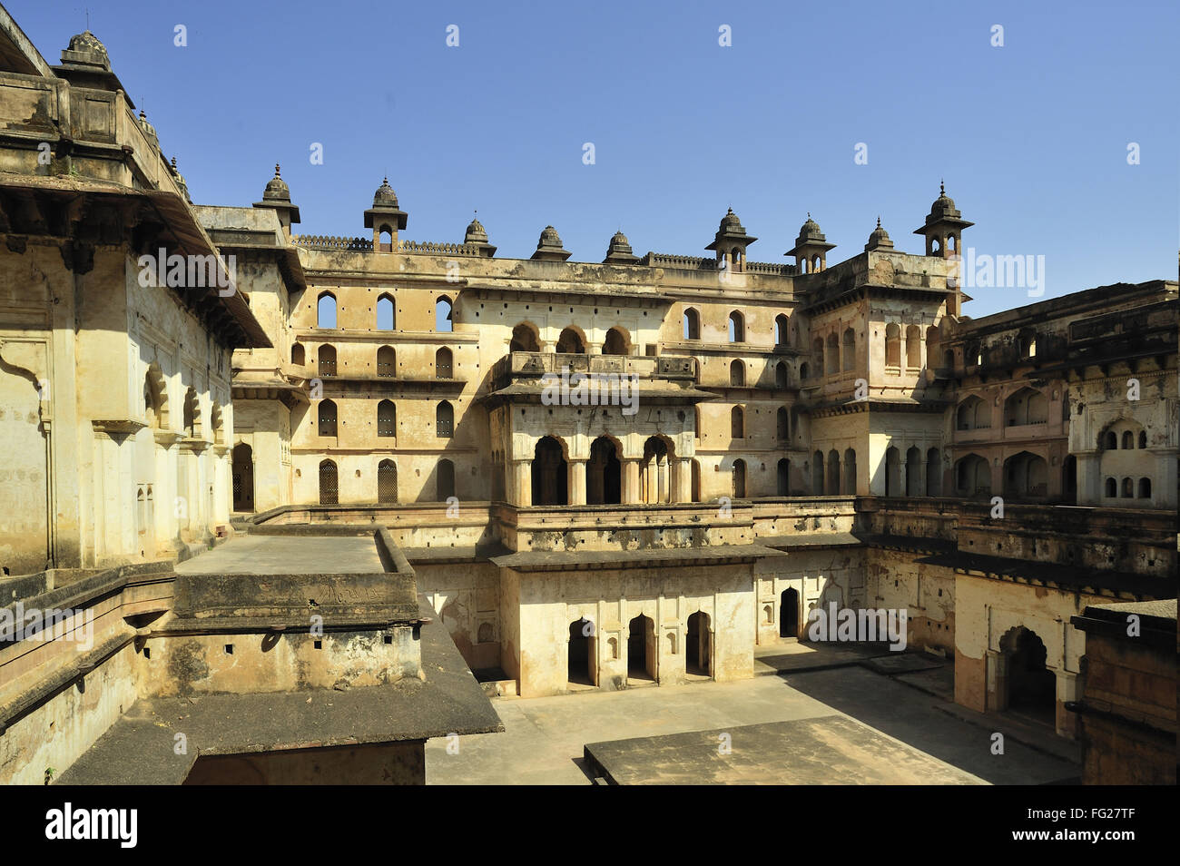 Orchha cour centrale de raja mahal Khajuraho Madhya Pradesh, Inde Banque D'Images