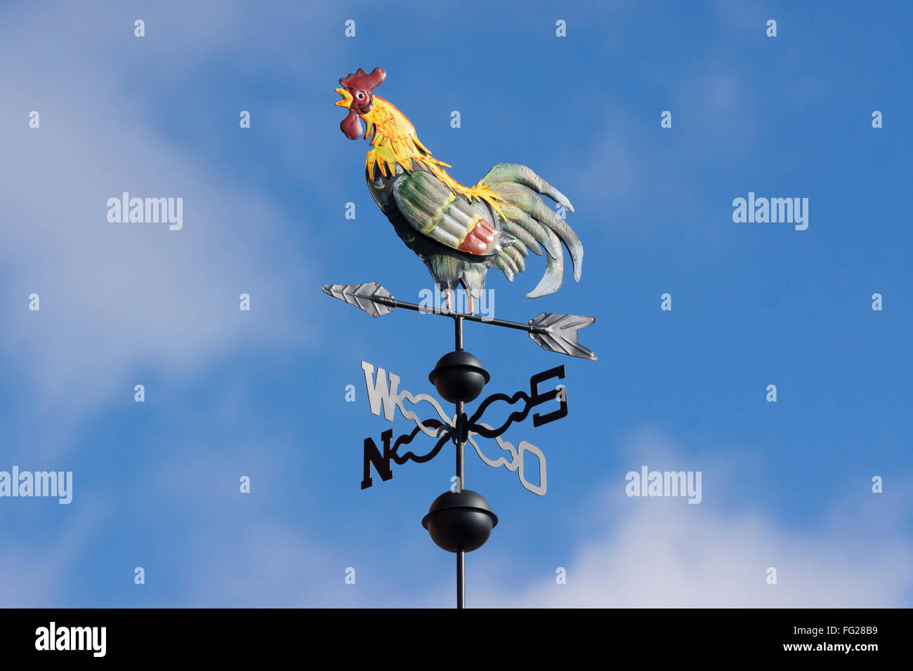 Une girouette de coq en Autriche montrant les directions du vent En allemand Banque D'Images