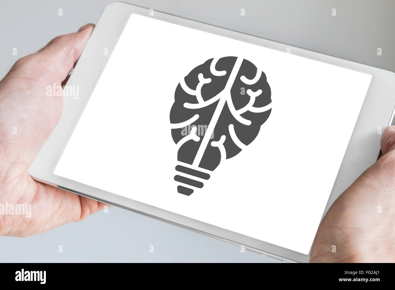 L'innovation numérique mobile concept visualisé par l'ampoule et cerveau symbole affiché sur l'écran tactile du modèle moderne qui s'est tenue à Banque D'Images