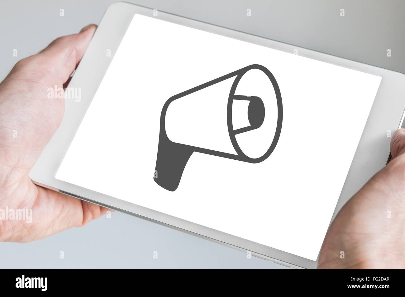 Le marketing en ligne et de vente mobile concept avec hands holding tablet Banque D'Images