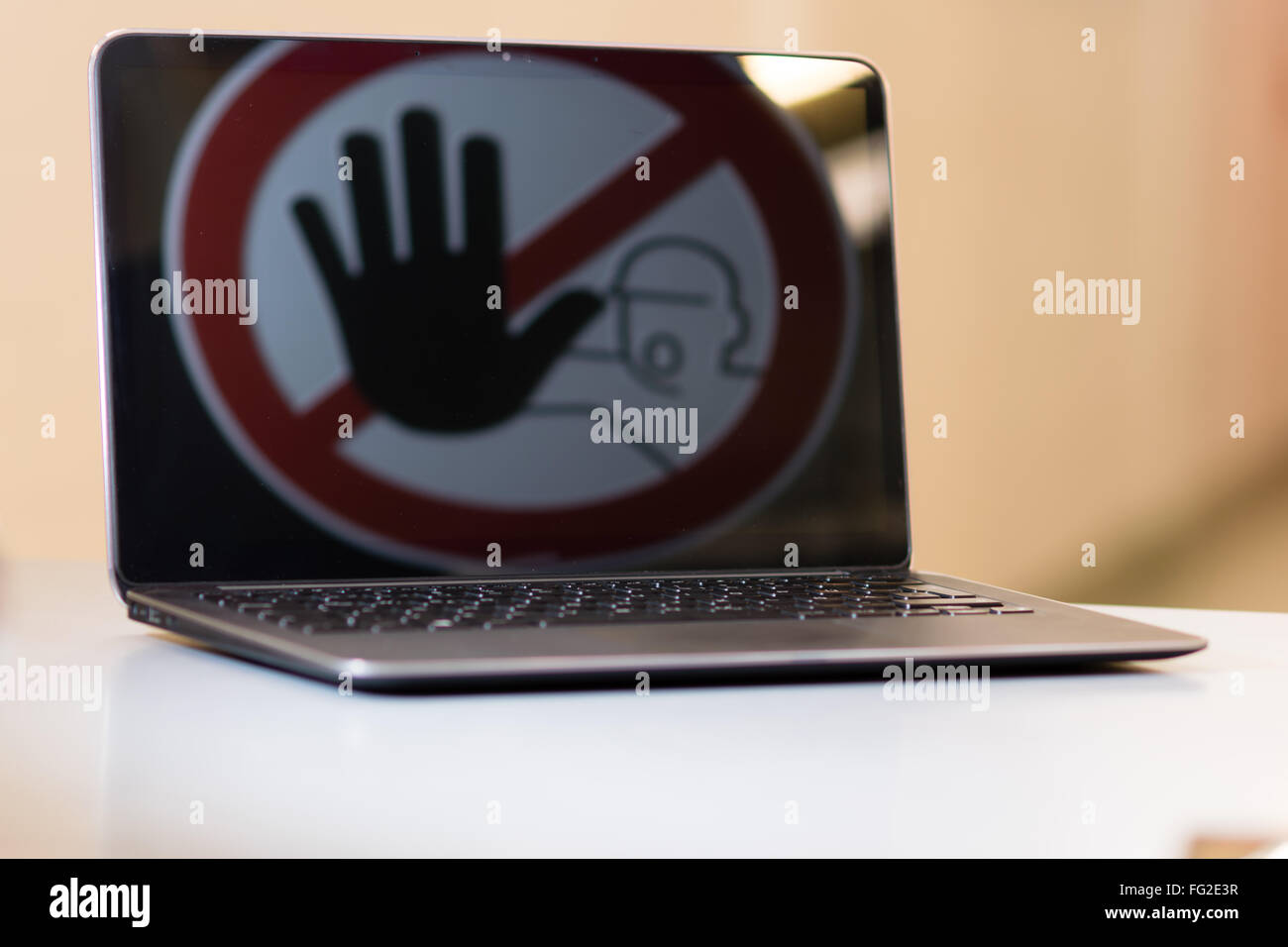 Panneau d'arrêt dans l'écran de l'ordinateur portable. Concept d'arrêter le crime. tinternet Banque D'Images