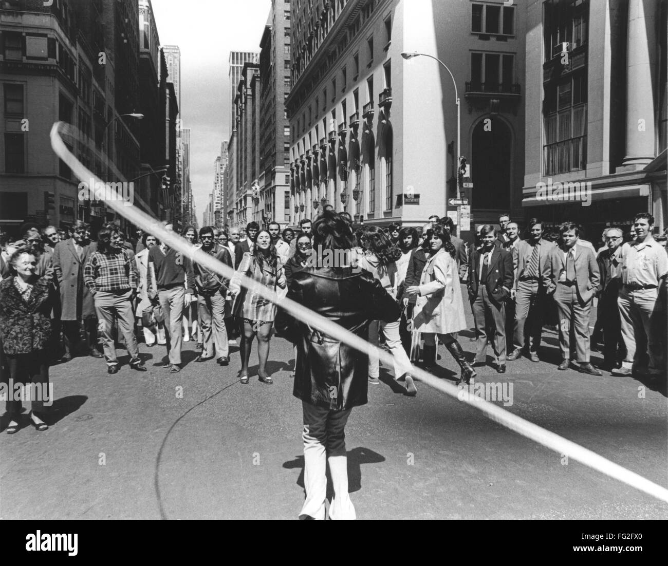Premier jour de la terre, 1970. /NA femme corde saute sur Madison Avenue à New York le 22 avril 1970 pour célébrer le premier jour de la Terre. Plein crédit : Richard Busch / Granger, NYC -- Tous droits réservés. Banque D'Images