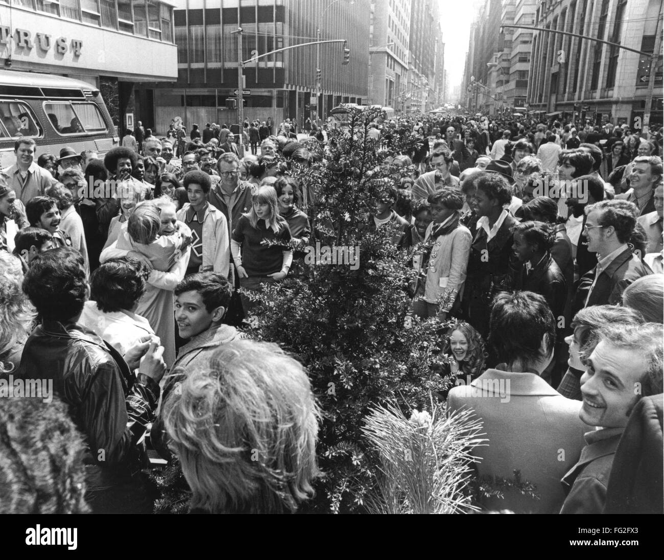 Premier jour de la terre, 1970. /NPeople recueillir sur Madison Avenue à New York le 22 avril 1970 pour célébrer le premier jour de la Terre. Plein crédit : Richard Busch / Granger, NYC -- Tous les rightsw New York. Banque D'Images