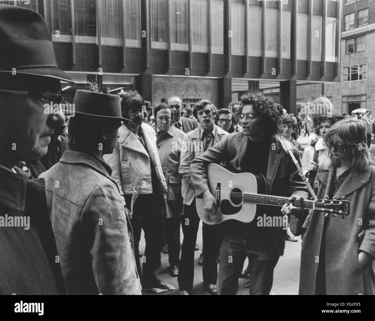 Premier jour de la terre, 1970. /NPeople recueillir sur Madison Avenue à New York le 22 avril 1970 pour célébrer le premier jour de la Terre. Plein crédit : Richard Busch / Granger, NYC -- Tous les rightsw New York. Banque D'Images