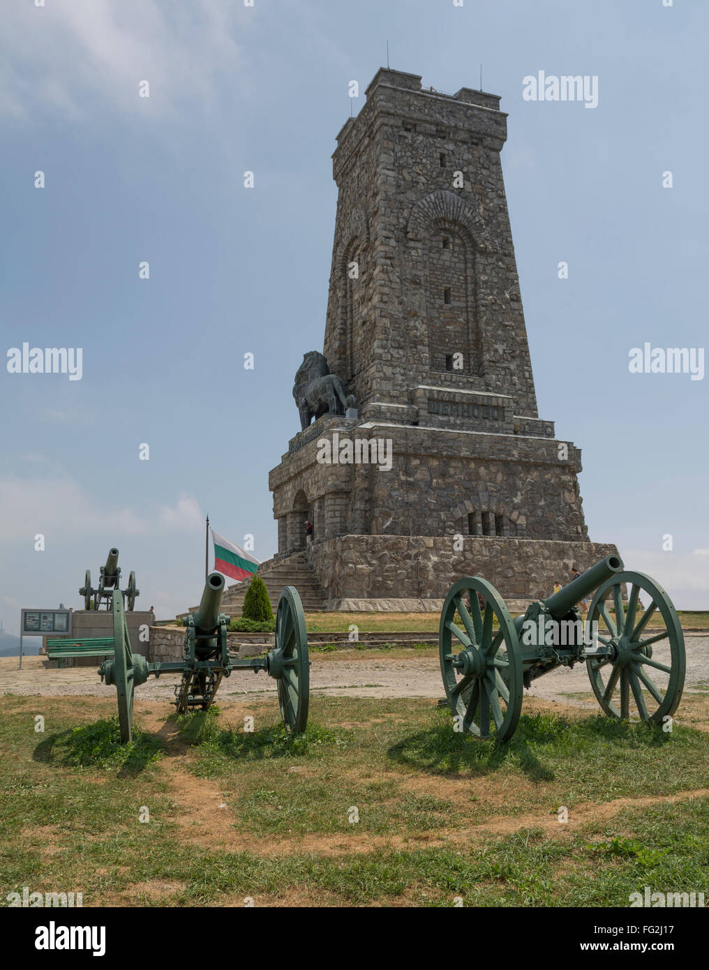 Shipka war memorial élevé dans les montagnes des Balkans au-dessus de la passe de Shipka en Bulgarie avec canon et drapeau bulgare. Banque D'Images