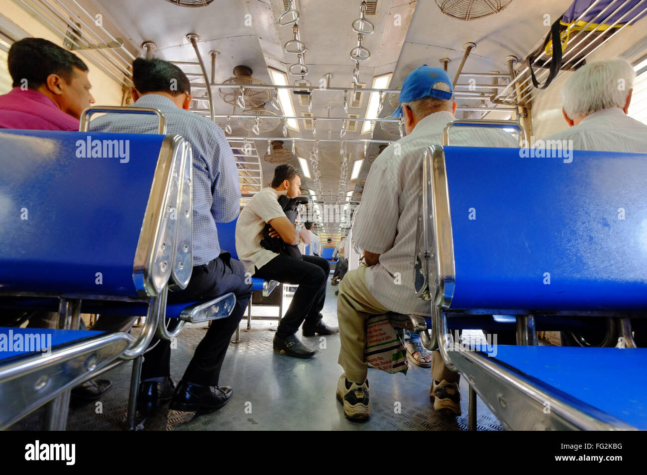 Passagers dans un train de banlieue de Mumbai Banque D'Images