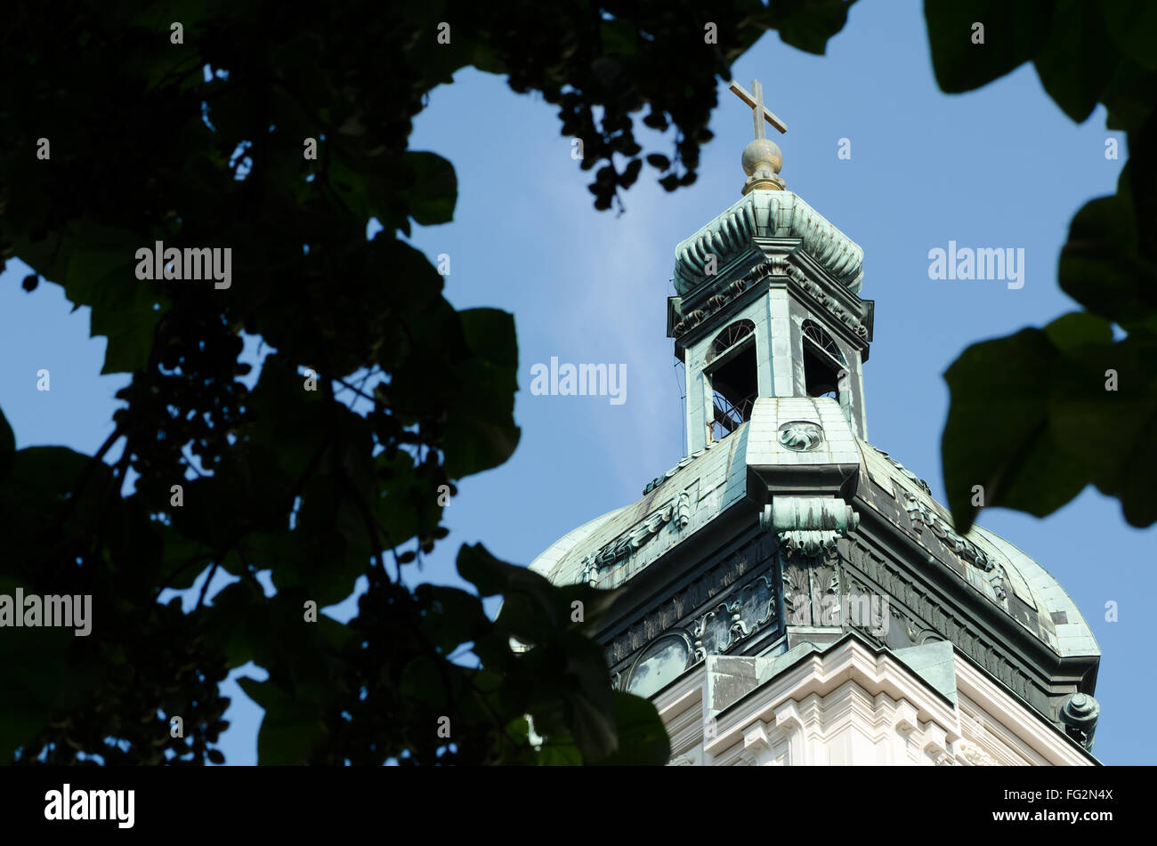 Ornate Church Tower Closeup avec feuilles sombres Banque D'Images