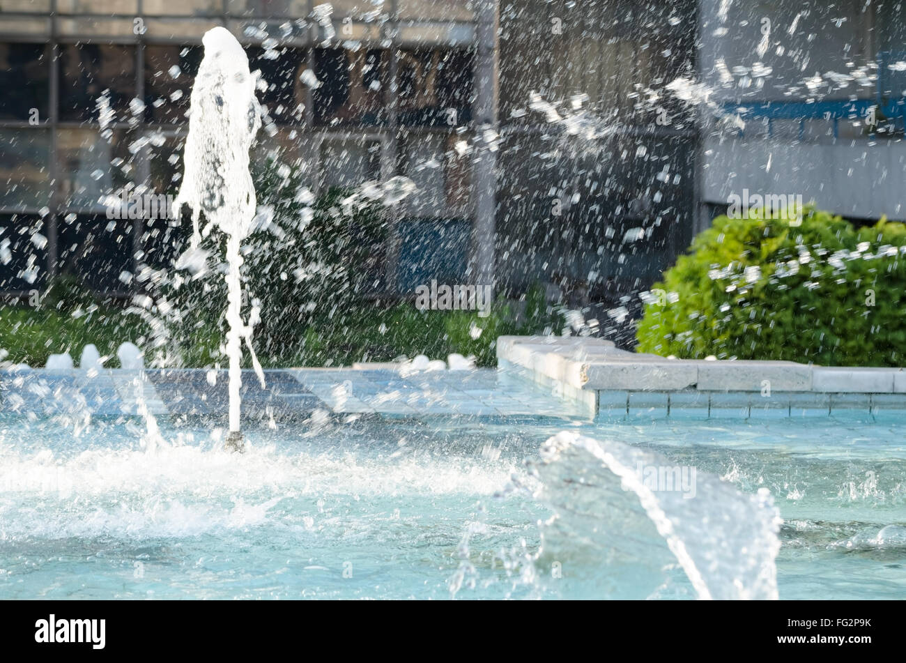 Les projections d'eau dans la Fontaine de la ville de jour à l'été Banque D'Images