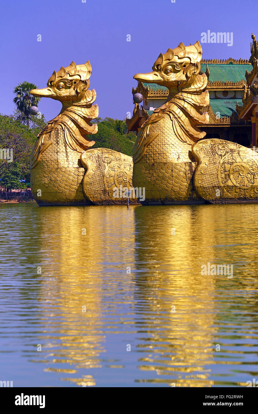 Palais Karaweik restaurant flottant, le Lac Kandawgyi, construite sous la forme d'une Barge Royale, Yangon, Myanmar Banque D'Images