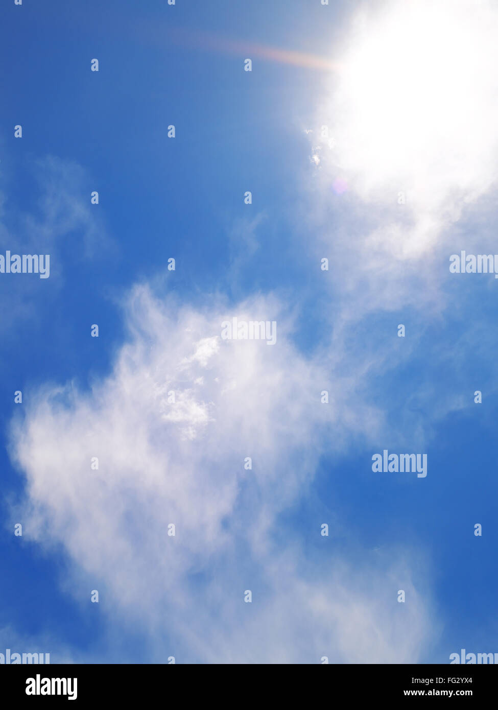 La formation de nuages blanc contre le ciel bleu Banque D'Images