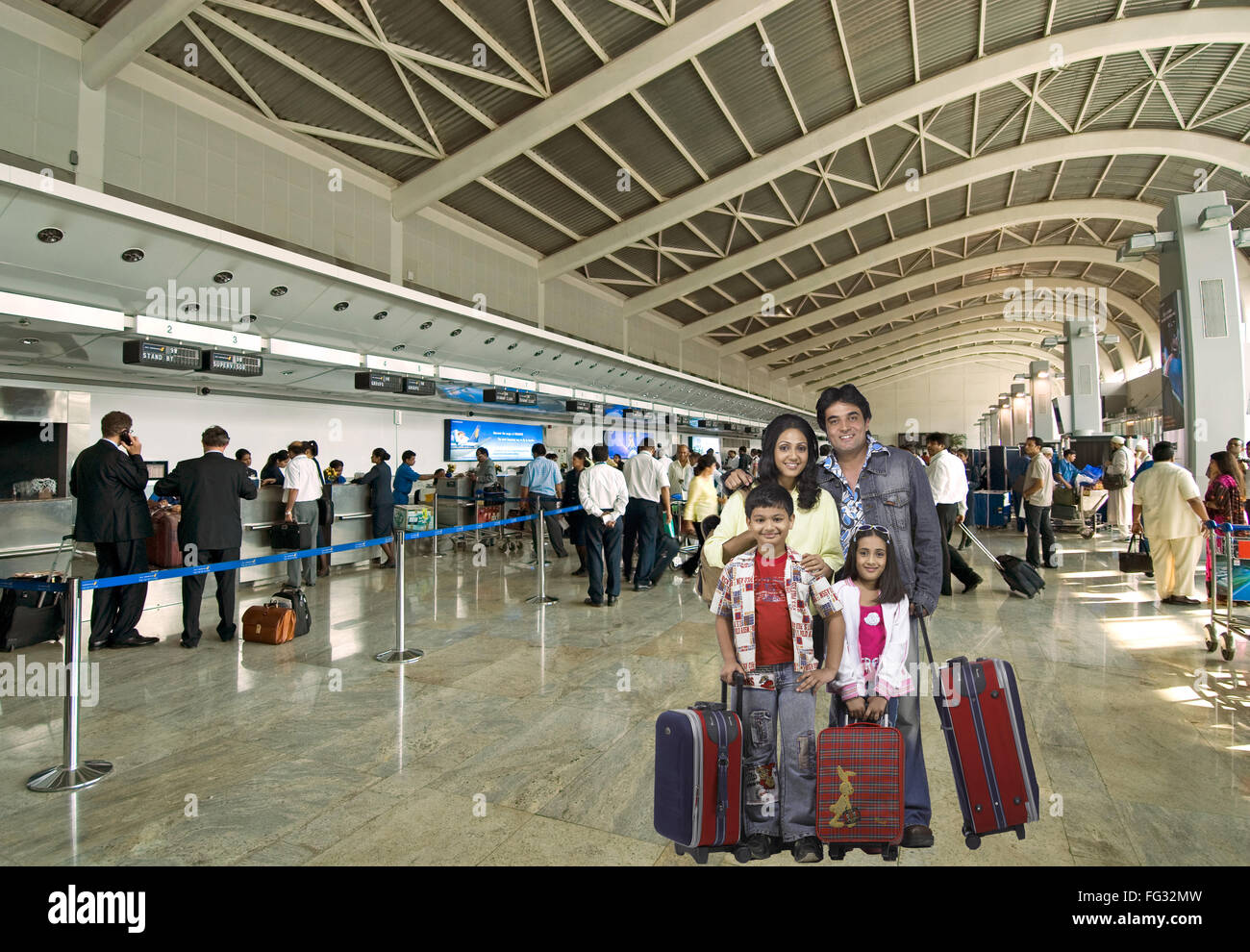 Famille à l'aéroport international de Chhatrapati Shivaji ; ; ; santacruz Mumbai Maharashtra Inde ; M.# 689 ; M.# 699# 700 ; monsieur Banque D'Images