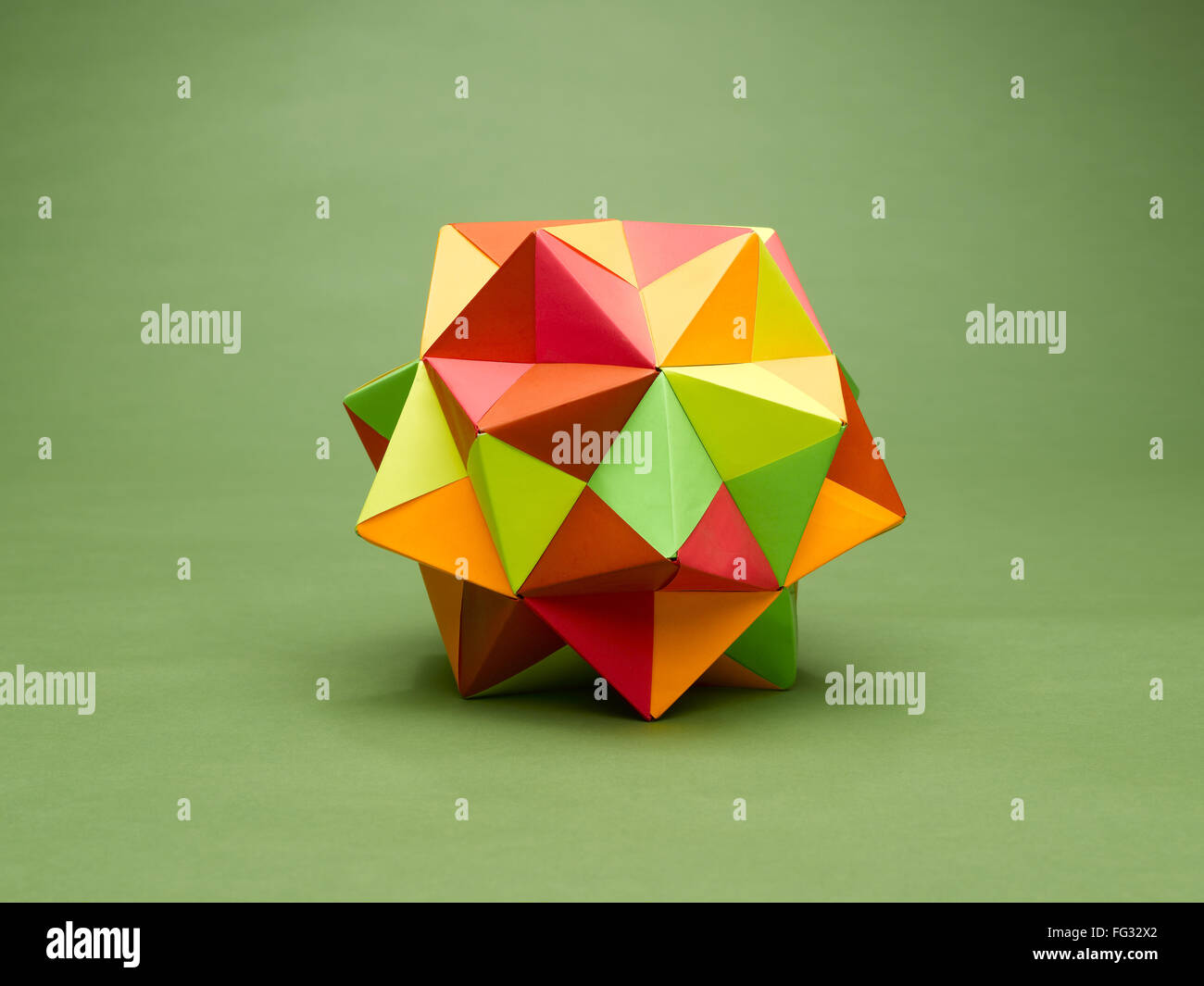 boule d'origami plusieurs pièces coloré vert fond Banque D'Images