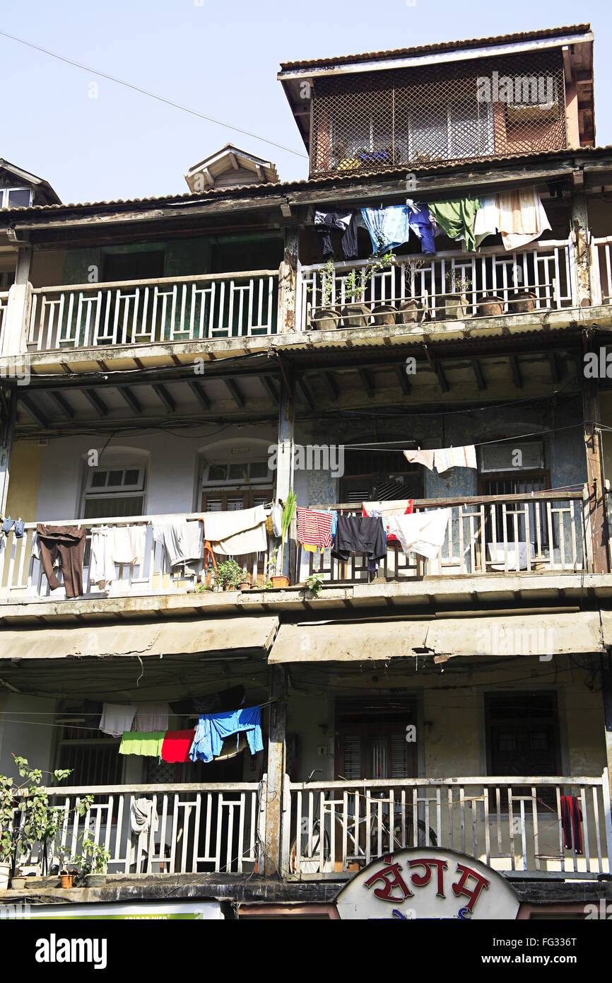 Séchage en vêtements chawl Jariwala balcon , Bombay Mumbai , MAHARASHTRA , INDE Banque D'Images