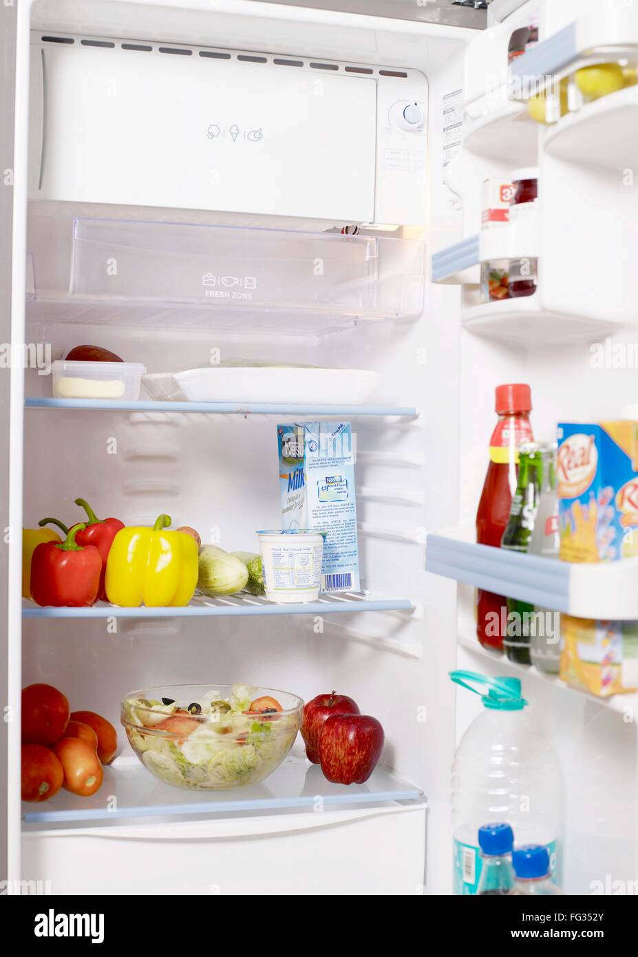 nourriture boissons réfrigérateur bouteilles bols fruits réfrigérateur Banque D'Images