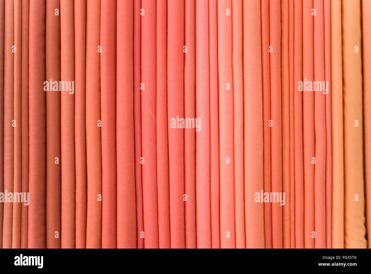 Tissu lisse colorée organiser en ligne dans centre de jumelage Banque D'Images