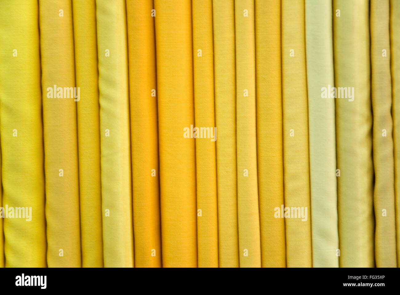 Tissu lisse colorée organiser en ligne dans centre de jumelage Banque D'Images