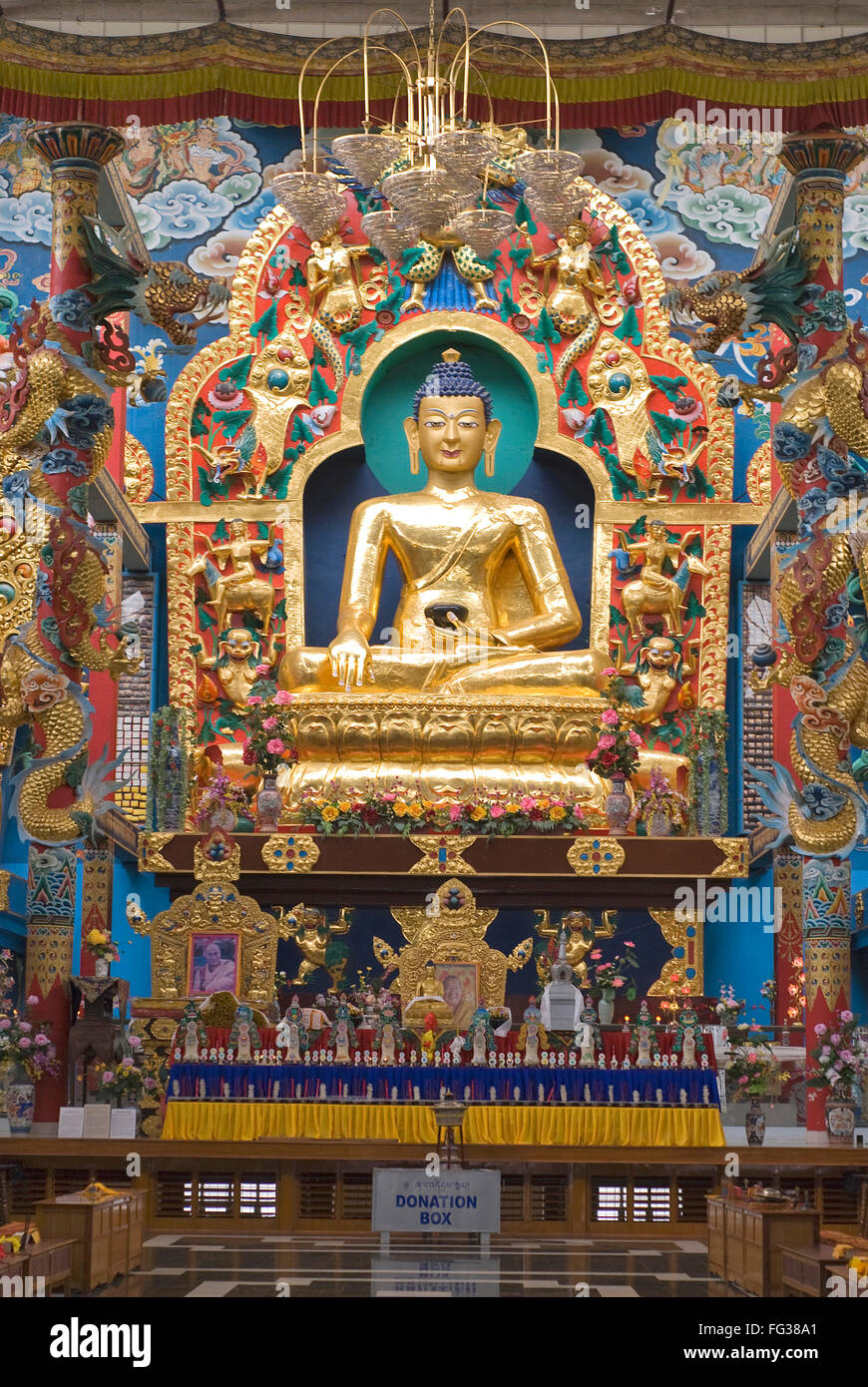 Golden Buddha statue in monastère Namdroling Palyul Centre bouddhiste Nyingmapa ; Byalakuppe ; District de Mysore Karnataka Inde vmm - 221661 Banque D'Images