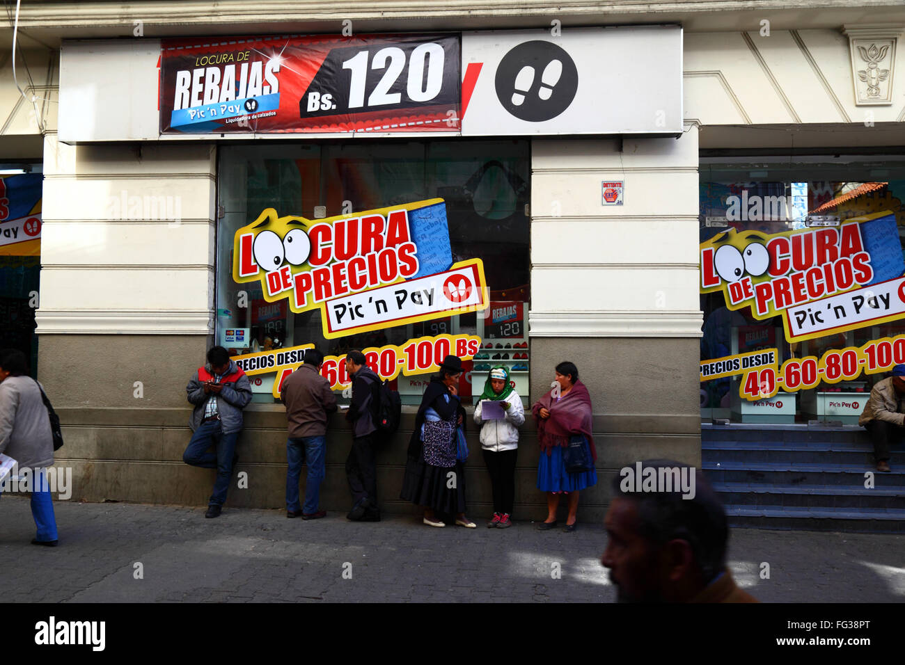 Les gens debout dans la queue devant le magasin discount offrant des réductions de prix folles, Calle Comercio, la Paz, Bolivie Banque D'Images