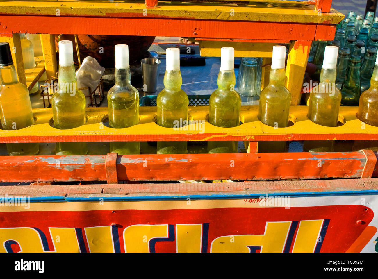 Bouteilles en verre rempli d'au bord de la route les sirops à saveur boisson froide décroche à Dakor temple près de Anand Gujarat ; Inde ; Banque D'Images