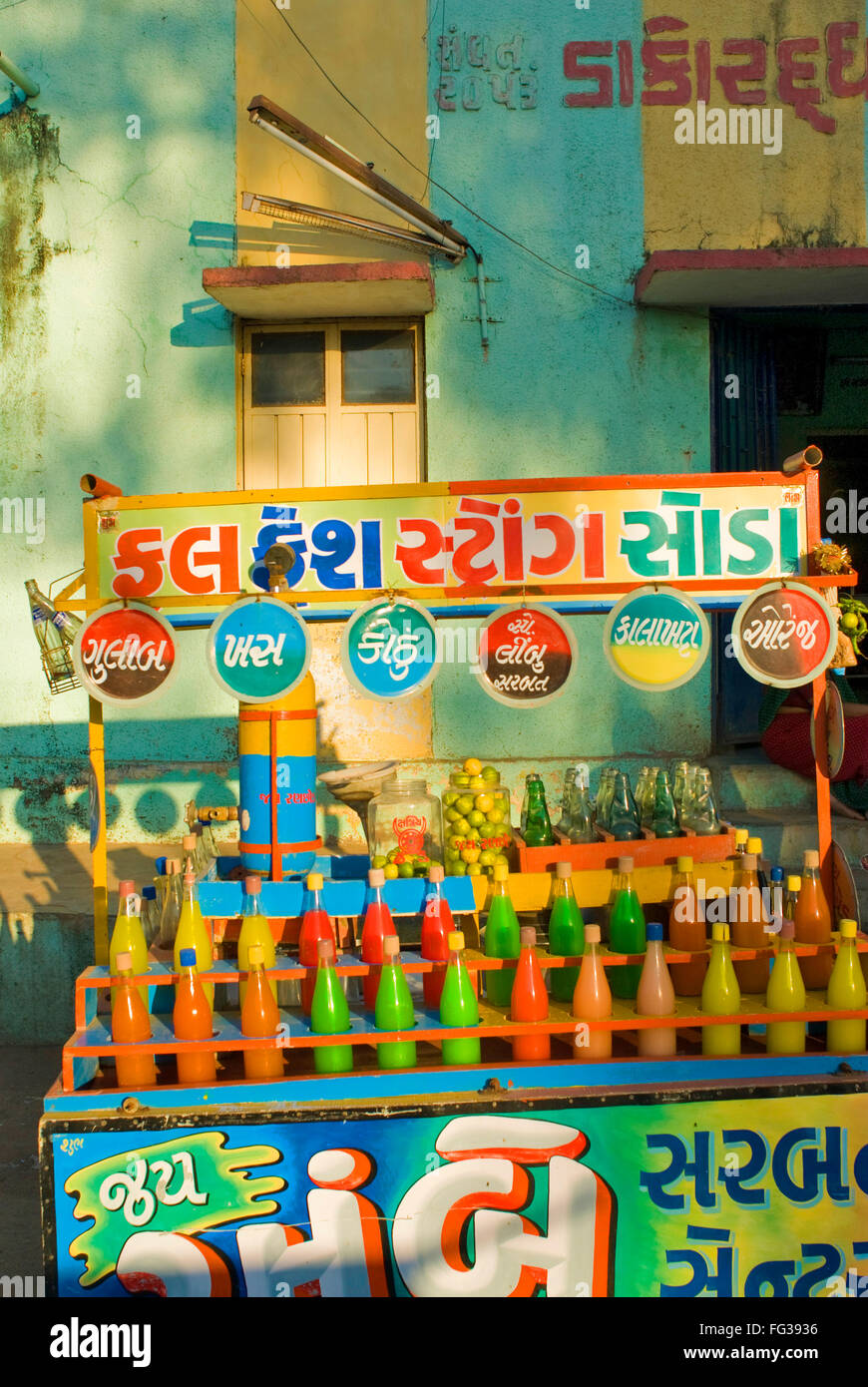 Bouteilles en verre rempli d'au bord de la route les sirops à saveur boisson froide décroche à Dakor temple près de Anand Gujarat ; Inde ; Banque D'Images