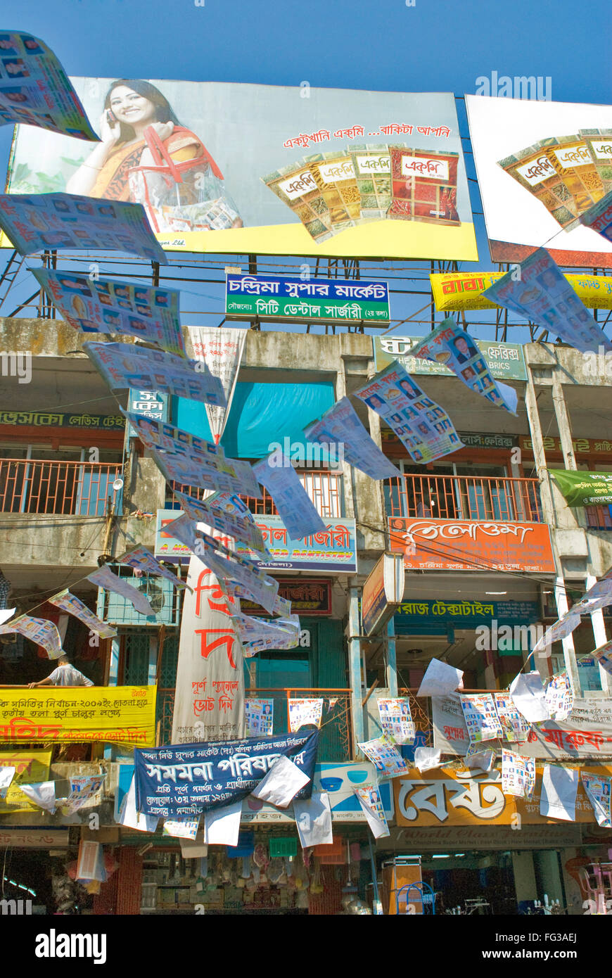 Des panneaux publicitaires et des bannières et des brochures dans nouveau marché ; Dhaka Bangladesh ; Banque D'Images