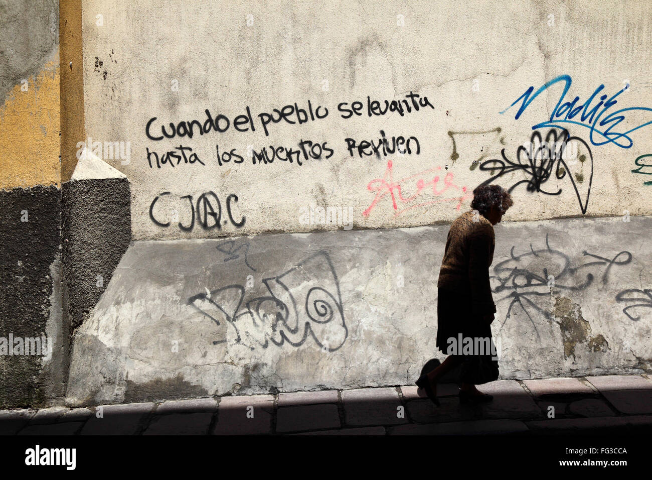 "Quand les gens se lèvent, même les morts viennent à la vie'. Graffiti sur mur à La Paz, Bolivie Banque D'Images