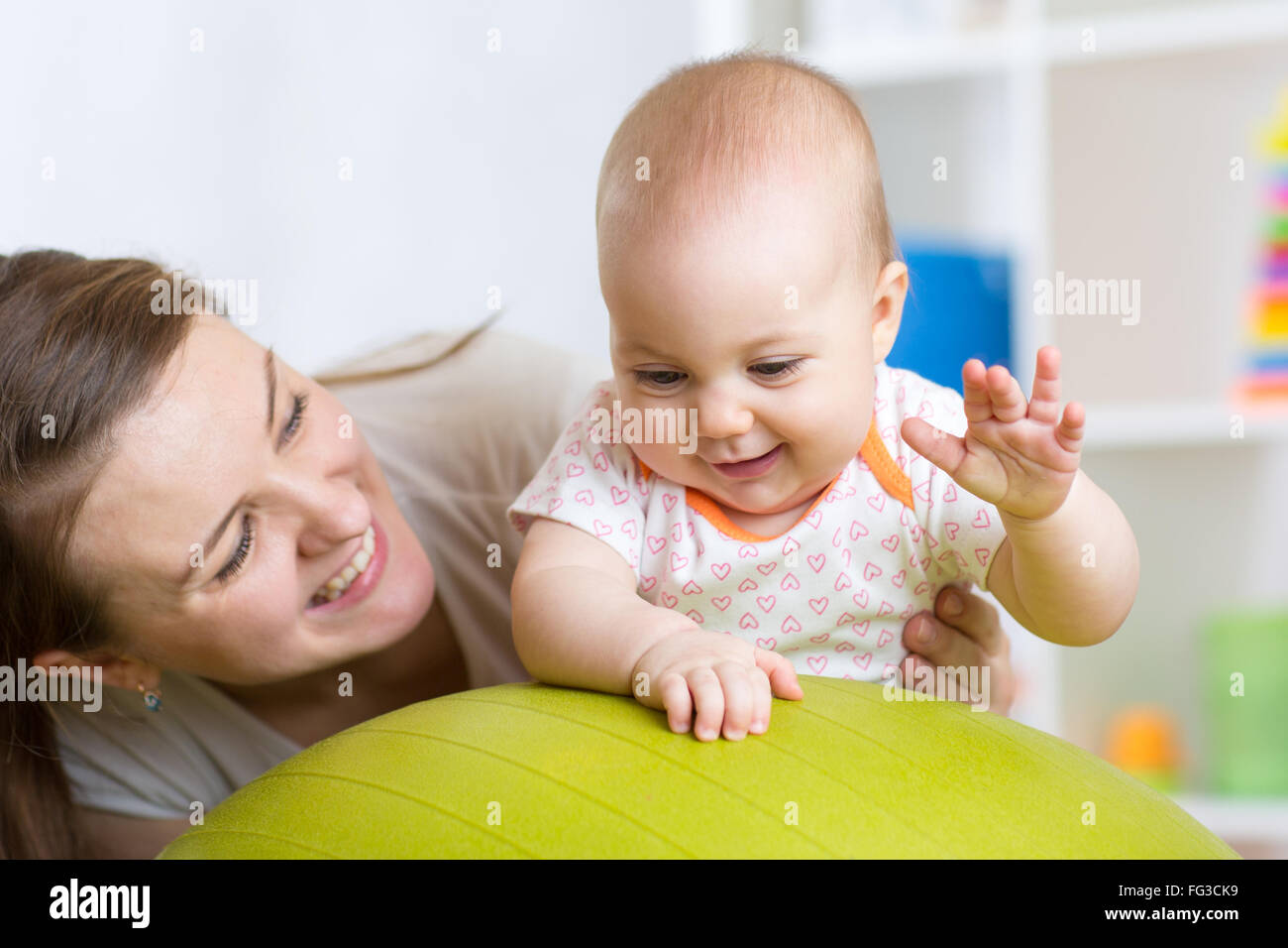 Portrait of happy mother and son bébé dans une salle de sport Banque D'Images