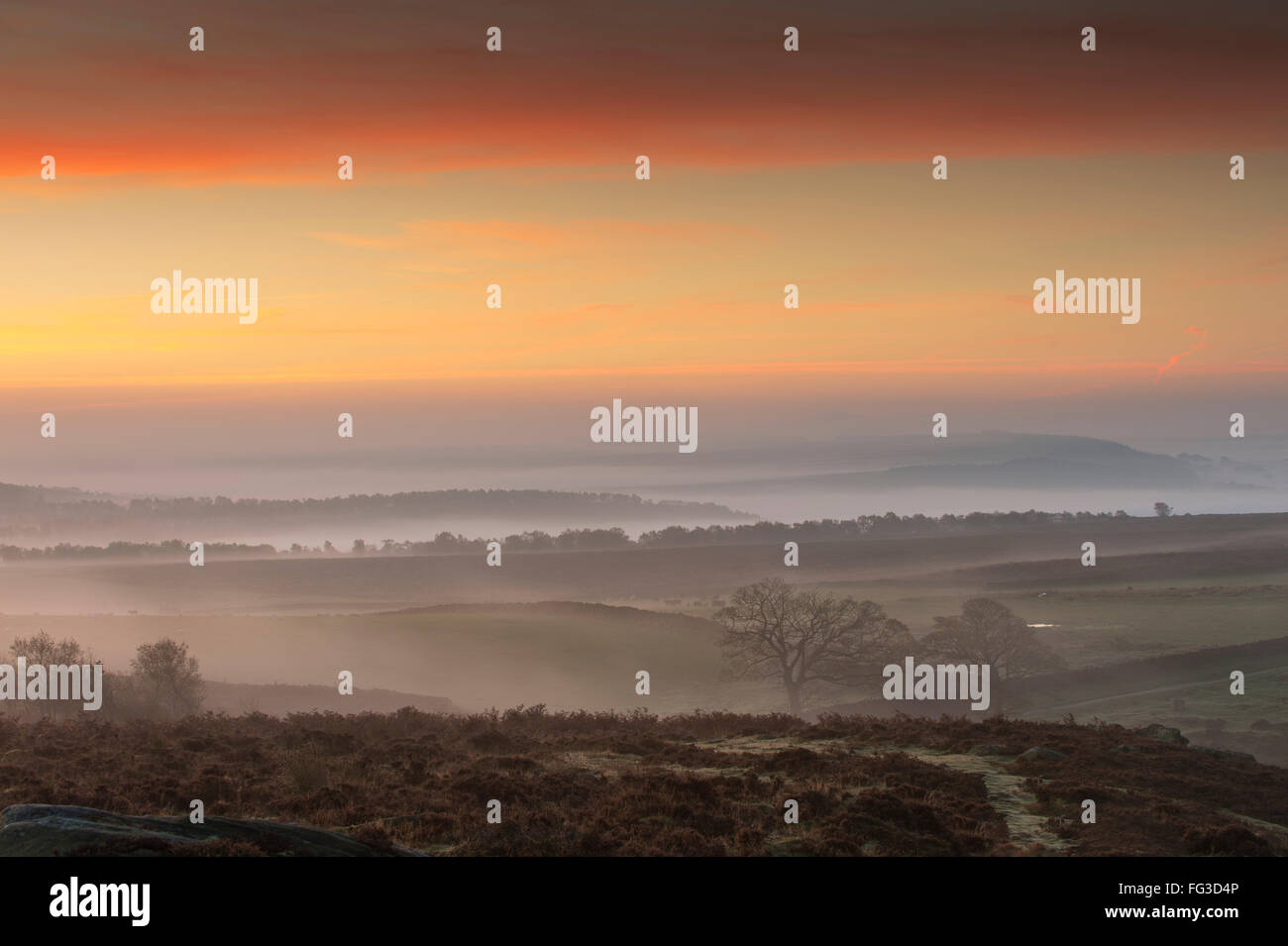 Lever du Soleil avec ciel coloré au bord Curbar, Derbyshire, parc national de Peak District. Banque D'Images
