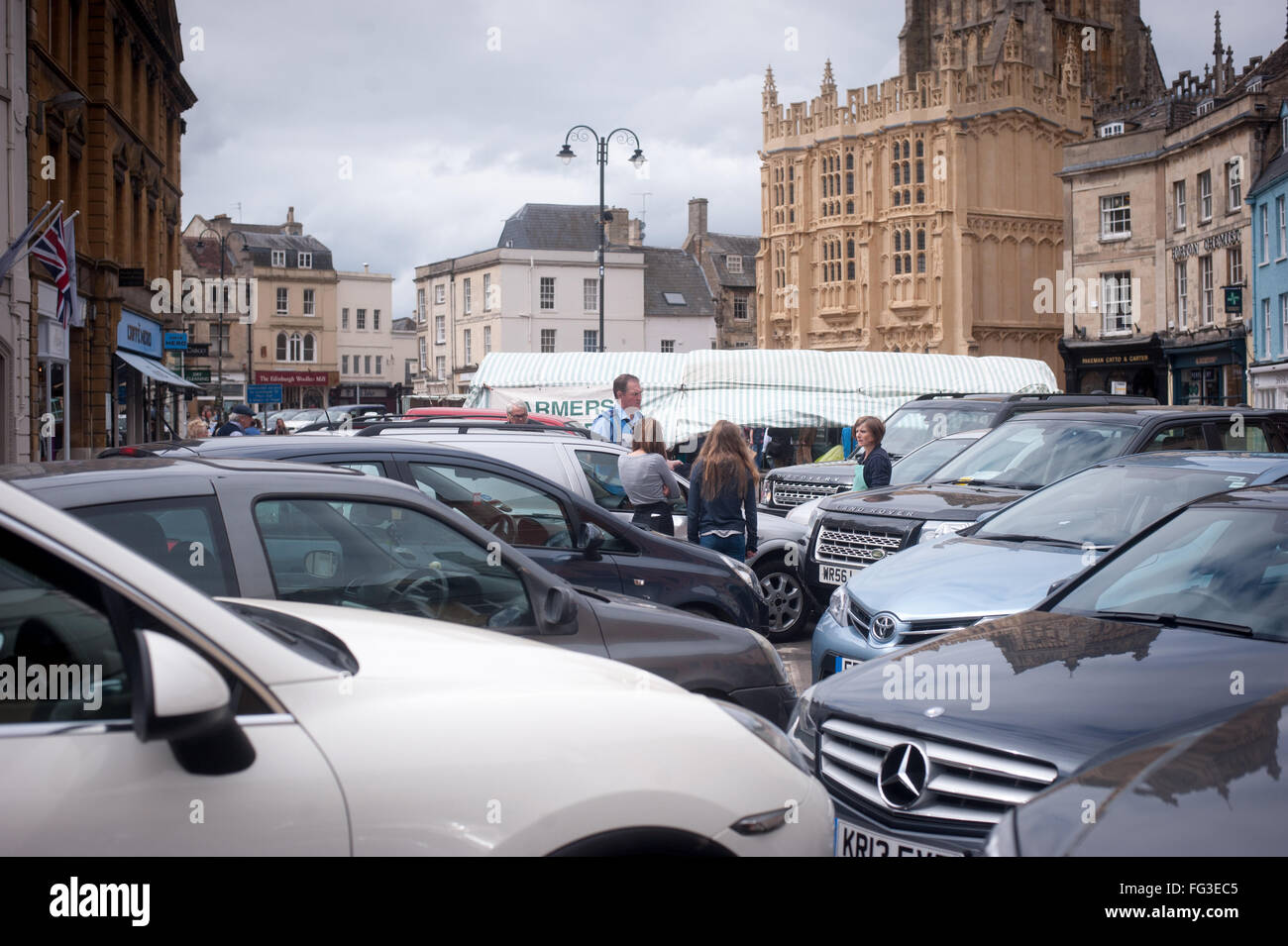 Femme a un argument avec un préposé au stationnement sur un billet sur sa voiture Banque D'Images